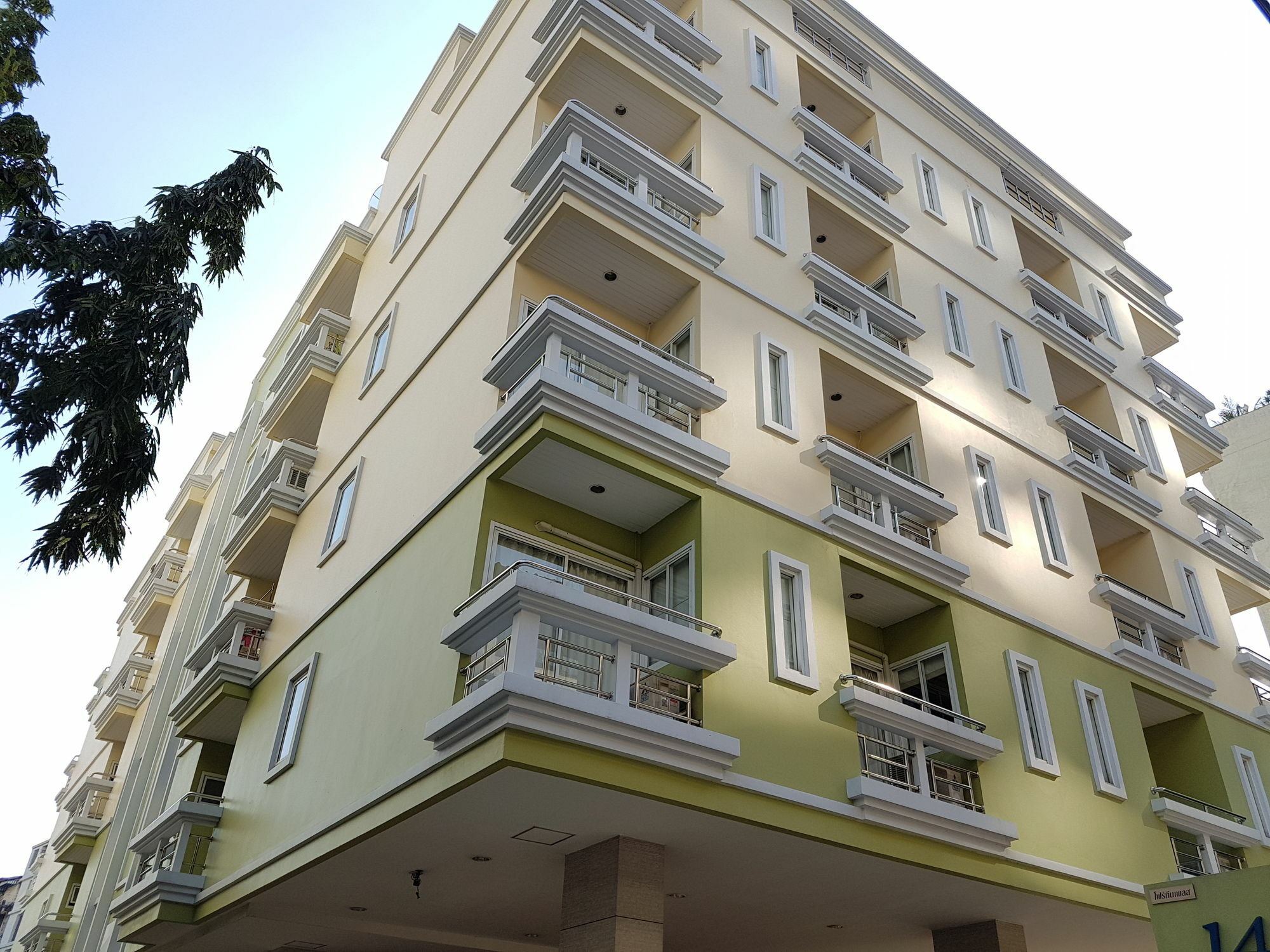 14 Place Sukhumvit Suites Bangkok Exterior photo