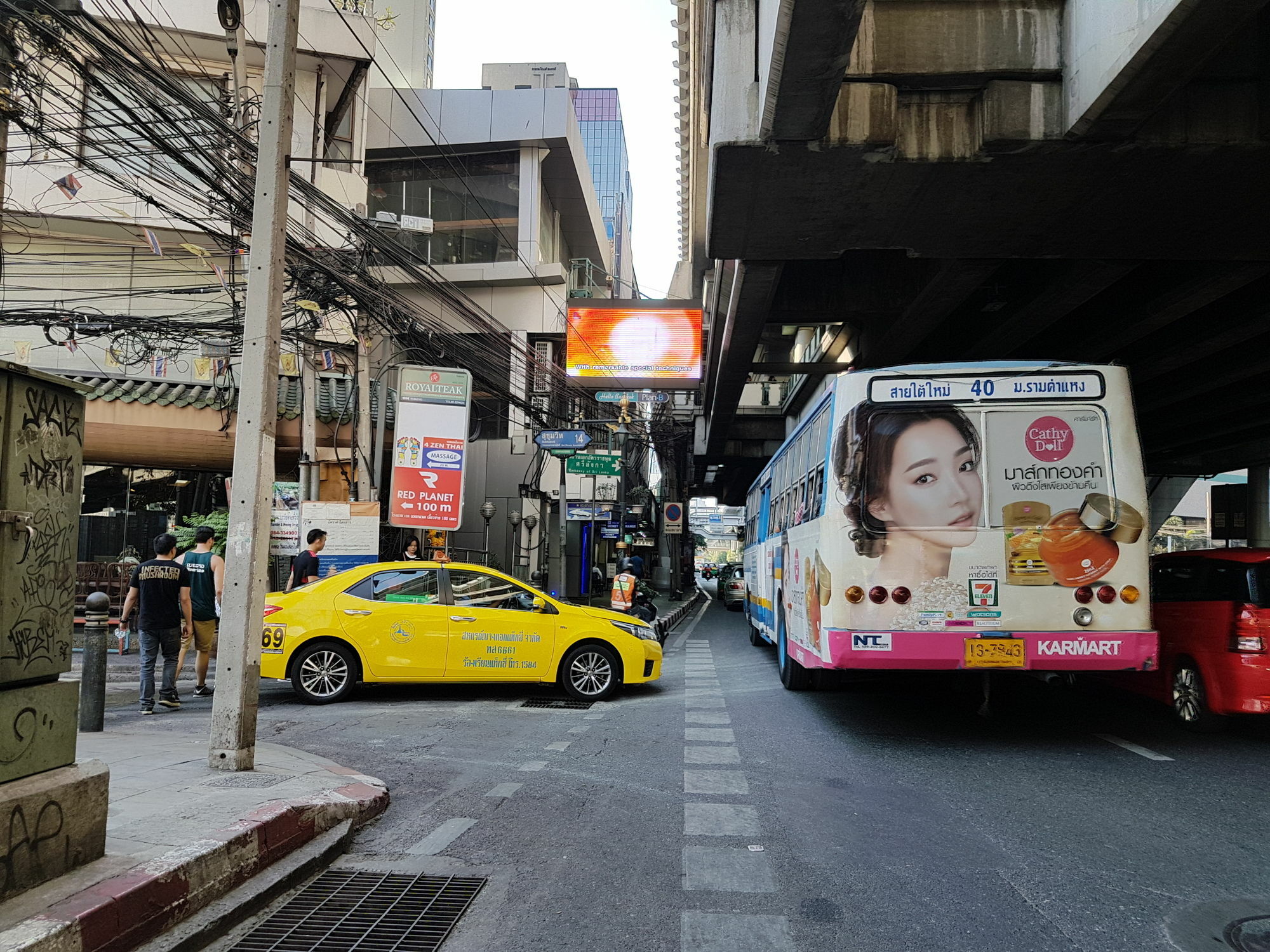14 Place Sukhumvit Suites Bangkok Exterior photo
