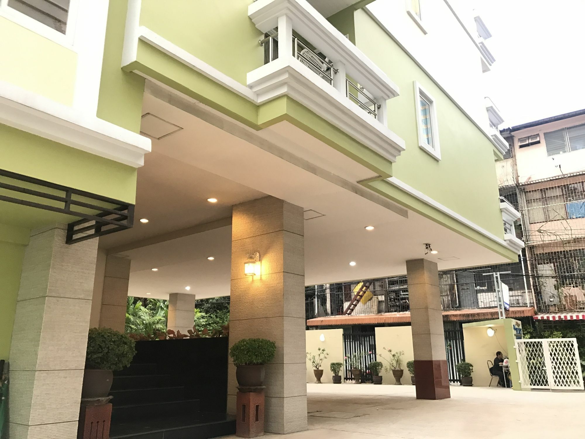 14 Place Sukhumvit Suites Bangkok Exterior photo